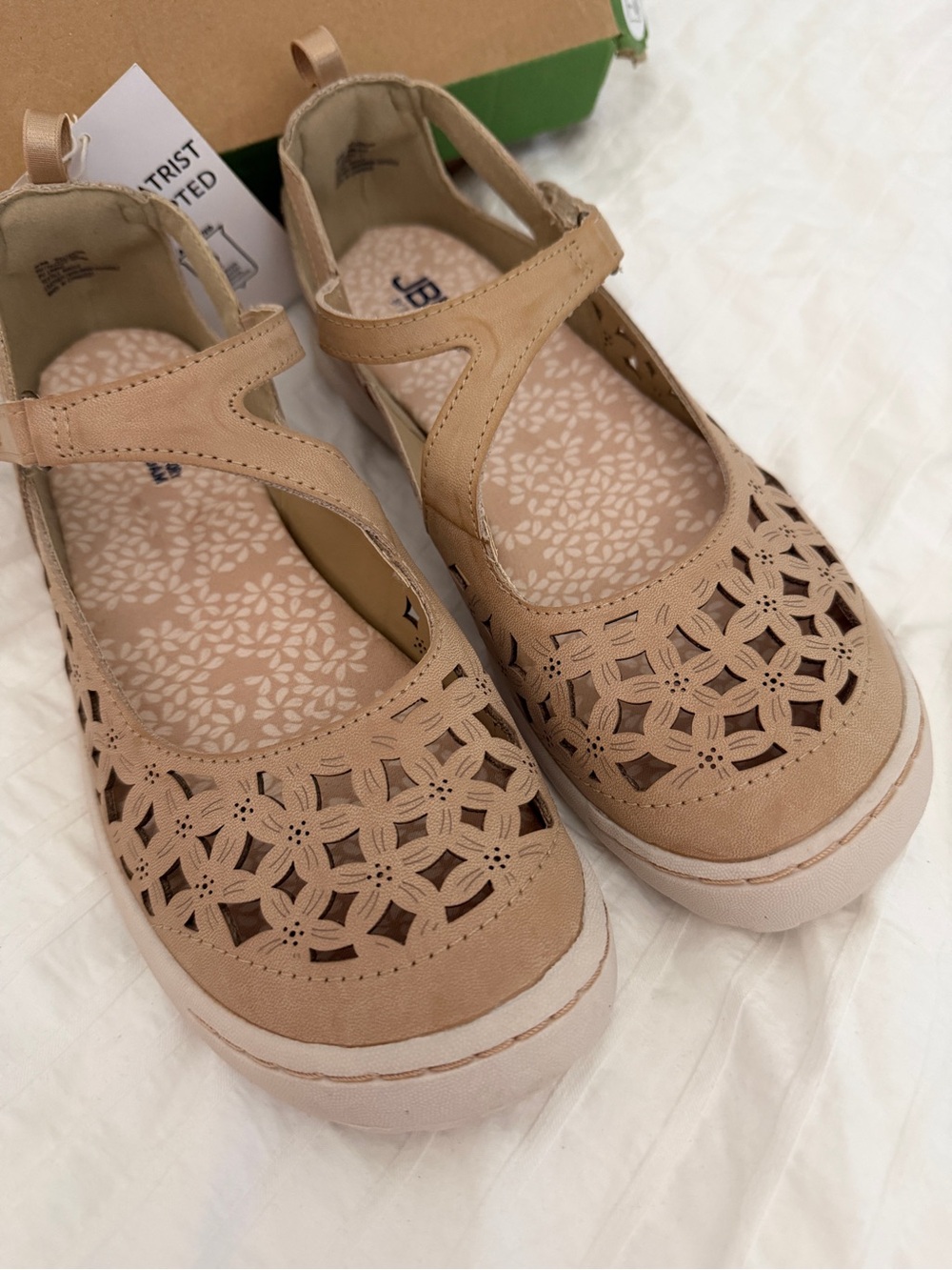 Brand New JBU Womens Beige/Tan Laser-Cut Mary Jane Sneakers Size 9 - Picture 2 of 4